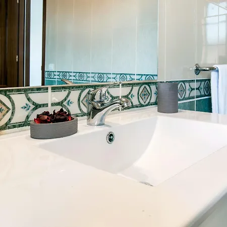 בית נופש Village טרחלחו